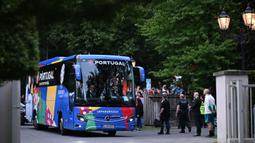 Bus yang membawa Timnas Portugal tiba di hotel tempat menginap jelang Euro 2024 di Harsewinkel, Jerman, Rabu (13/06/2024) waktu setempat. (AFP/Patricia De Melo Moreira)