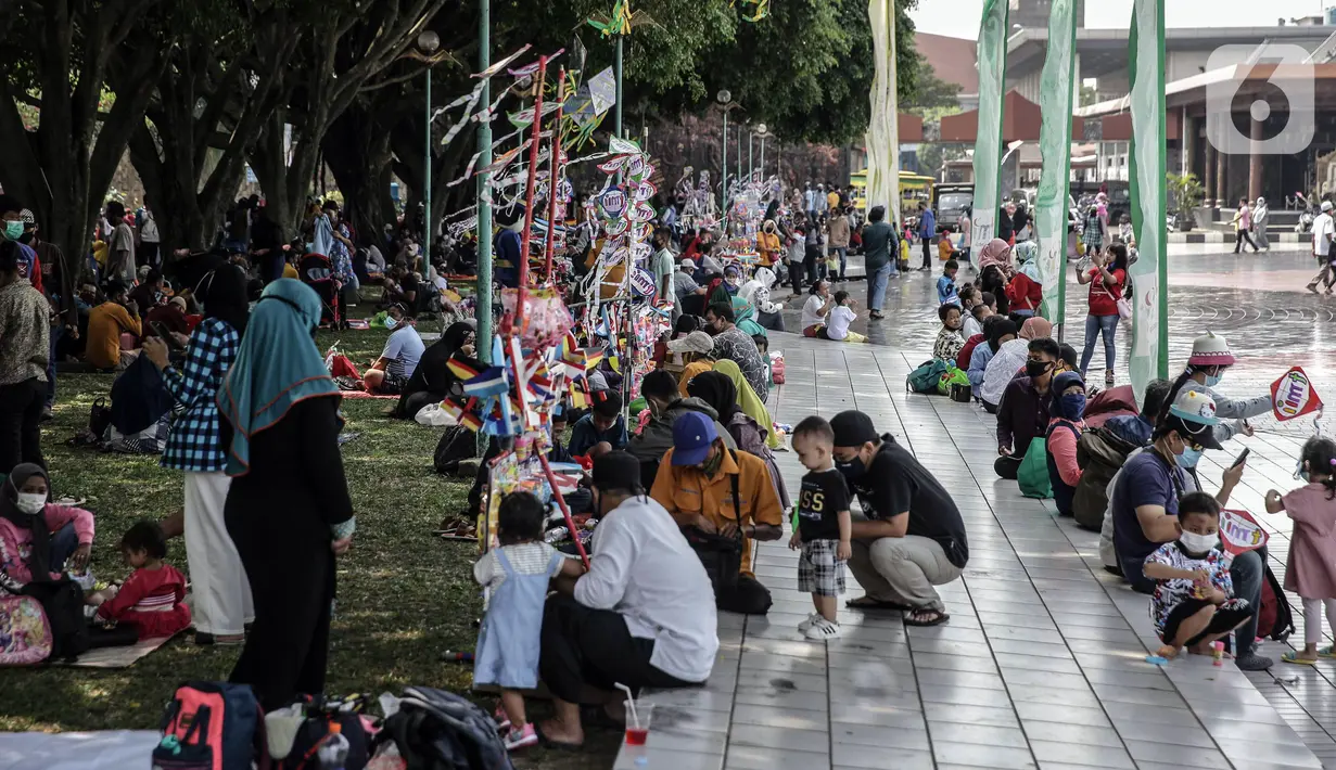 Suasana pengunjung yang berwisata di Taman Mini Indonesia Indah (TMII), Jakarta, Sabtu (15/5/2021). Selama libur Lebaran, pengelola TMII memberlakukan protokol kesehatan secara ketat. (Liputan6.com/Faizal Fanani)