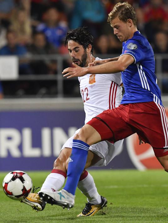 Aksi pemain Spanyol, Isco (kiri) melewati adangan pemain Liechtenstein, Max Goeppel pada laga grup G kualfikasi Piala DUnia 2018 di Rheinpark Stadion, Vaduz, (5/9/2017). Spanyol menang 8-0. (Gian Ehrenzeller/Keystone via AP)