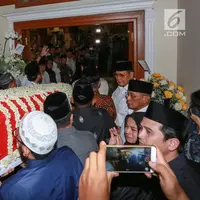 Jenazah Kristiani Herrawati atau Ani Yudhoyono tiba di kediaman Puri Cikeas, Bogor, Sabtu (1/6/2019). Jenazah tiba dengan pesawat Hercules VIP C 130 di Lanud Halim Perdanakusuma dan akan dikebumikan di TMP Kalibata pada hari Minggu. (Kapanlagi.com/Budi Santoso)
