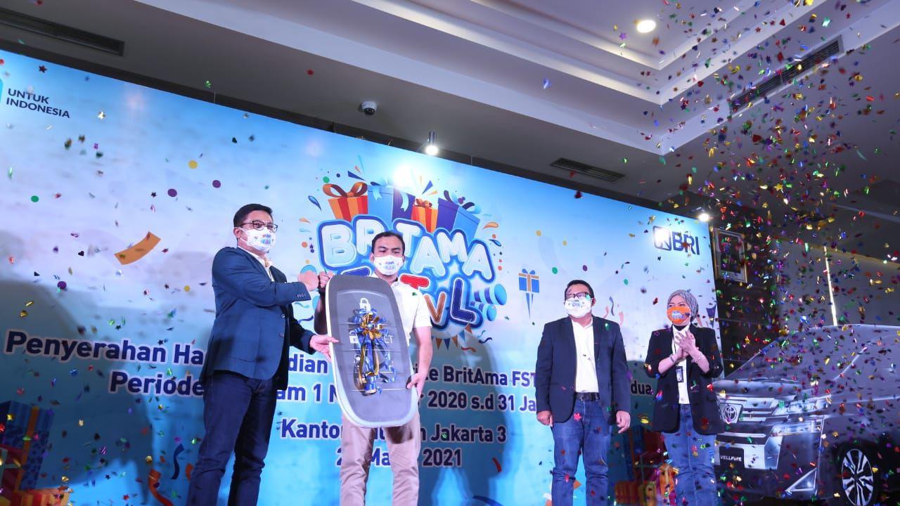 Muhammad Reza Alvian, pemenang hadiah Grand Prize Toyota Velfire G A/T dari Tabungan BRI BritAma.