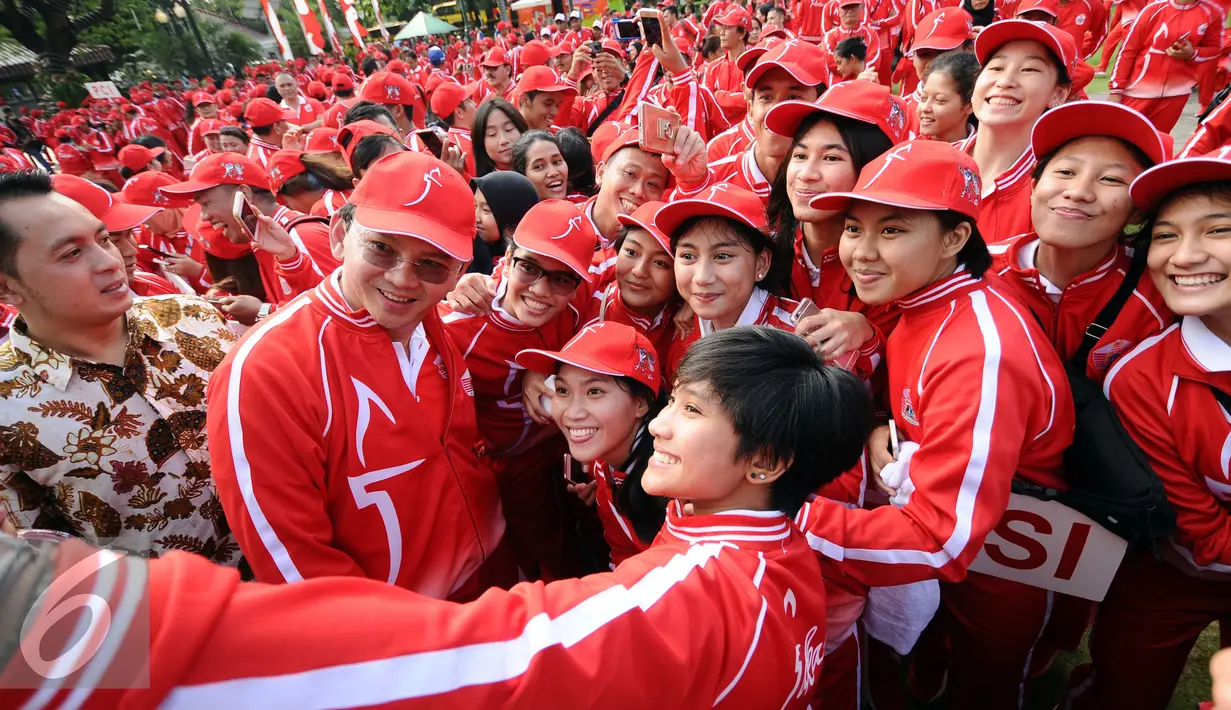Gubernur DKI Jakarta, Basuki Tjahaja Purnama (kedua kiri) berselfie bersama tim basket putri Jakarta yang akan berlaga di PON XIX Jabar usai pelepasan di Balaikota Jakarta, Rabu (7/9). DKI Jakarta menerjunkan 1.258 atlet. (Liputan6.com/Helmi Fithriansyah)