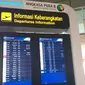 Papan informasi keberangkatan di Bandara SKK II Pekanbaru, Riau. (Liputan6.com/M Syukur)