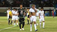 Skuat Persebaya gontai setelah kalah 1-4 dari Persib di Stadion I Wayan Dipta, Gianyar (18/10/2019). (Bola.com/Aditya Wany)