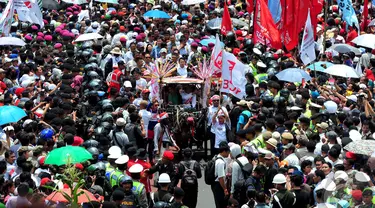 Ribuan orang tumpah ruah di jalanan kawasan Sudirman-Thamrin, Jakarta Pusat, Senin (20/10/2014) (Liputan6.com/Johan Tallo)