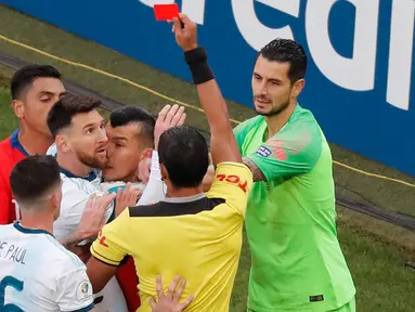 Wasit Mario Diaz memberi kartu merah kepada penyerang Argentina, Lionel Messi dan gelandang Chile Gary Medel selama pertandingan perebutan posisi ketiga Copa America 2019 di Arena Corinthians di Sao Paulo, Brasil (6/7/2019). Argentina menang tipis atas Chile 2-1. (AP Photo/Nelson Antoine)