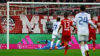 Gawang Bayern Munchen yang dikawal Manuel Neuer dibobol pemain Mainz 05, Jairo Samperio, pada laga Bundesliga di Allianz Arena, Munchen, Kamis (3/3/2016) dini hari WIB. (Reuters/Michael Dalder)
