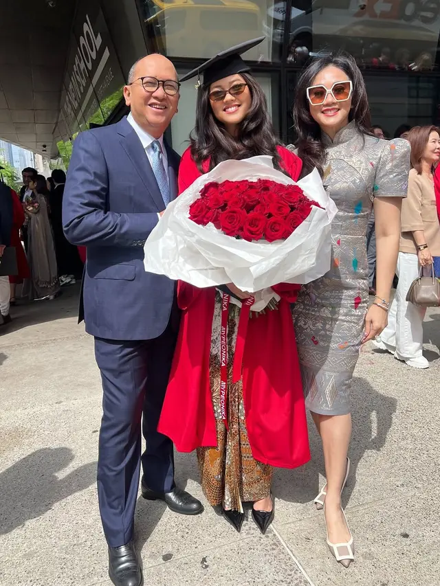Istri Menteri Rosan Perkasa saat Wisuda Putrinya di Amerika Serikat. [@2gek_ayuhenirosan]