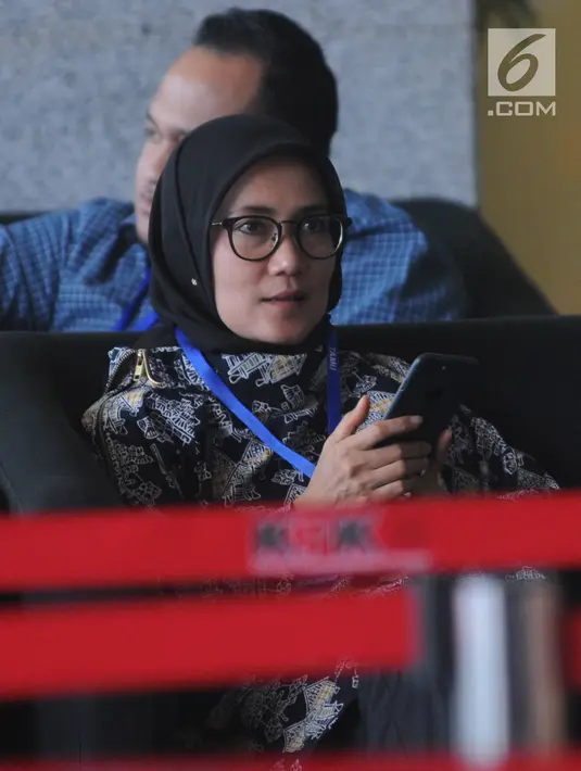 Bupati Lebak Iti Octavia Jayabaya saat mendatangi Gedung KPK di Jakarta, Kamis (15/11). Iti berkonsultasi mengenai pencegahan korupsi di Lebak. (Merdeka.com/Dwi Narwoko)