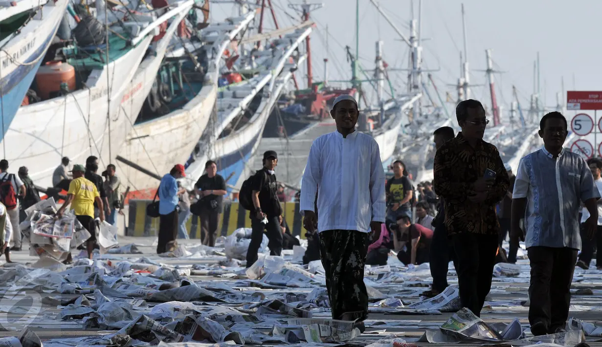 Sejumlah warga usai melaksanakan salat Idul Fitri di Pelabuhan Sunda Kelapa, Jakarta, Rabu (6/7). Umat muslim seluruh dunia merayakan Lebaran 1437 H setelah melaksanakan ibadah puasa selama satu bulan. (Liputan6.com/Johan Tallo)
