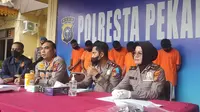 Kepala Polresta Pekanbaru Kombes Pria Budi SIK (dua dari kiri) dalam konferensi pers pengungkapan tindak pidana di Pekanbaru. (Liputan6.com/M Syukur)