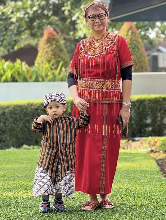 Berfoto bersama cucu yang mengenakan baju lurik Jawa, menteri Luar Negeri, Retno Marsudi mengenakan baju adat merah dari Toraja lengkap dengan ikat kepalanya. [Instagram/@retno_marsudi.]