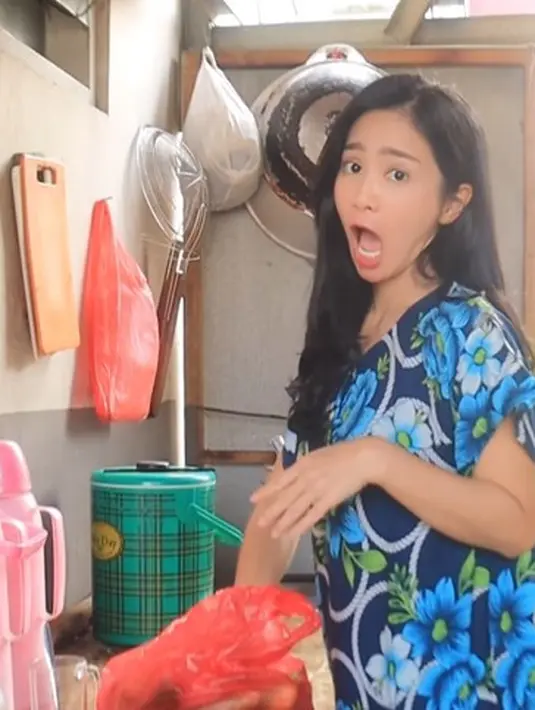 Bunga Zainal kembali di dapur dengan cantik berdaster [Instagram/bungazainal05]