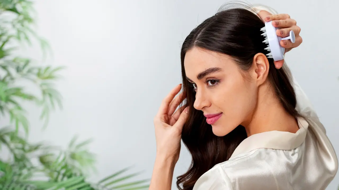 Cara Menjaga Rambut Tetap Lembap Seharian (photo by freepik.com)