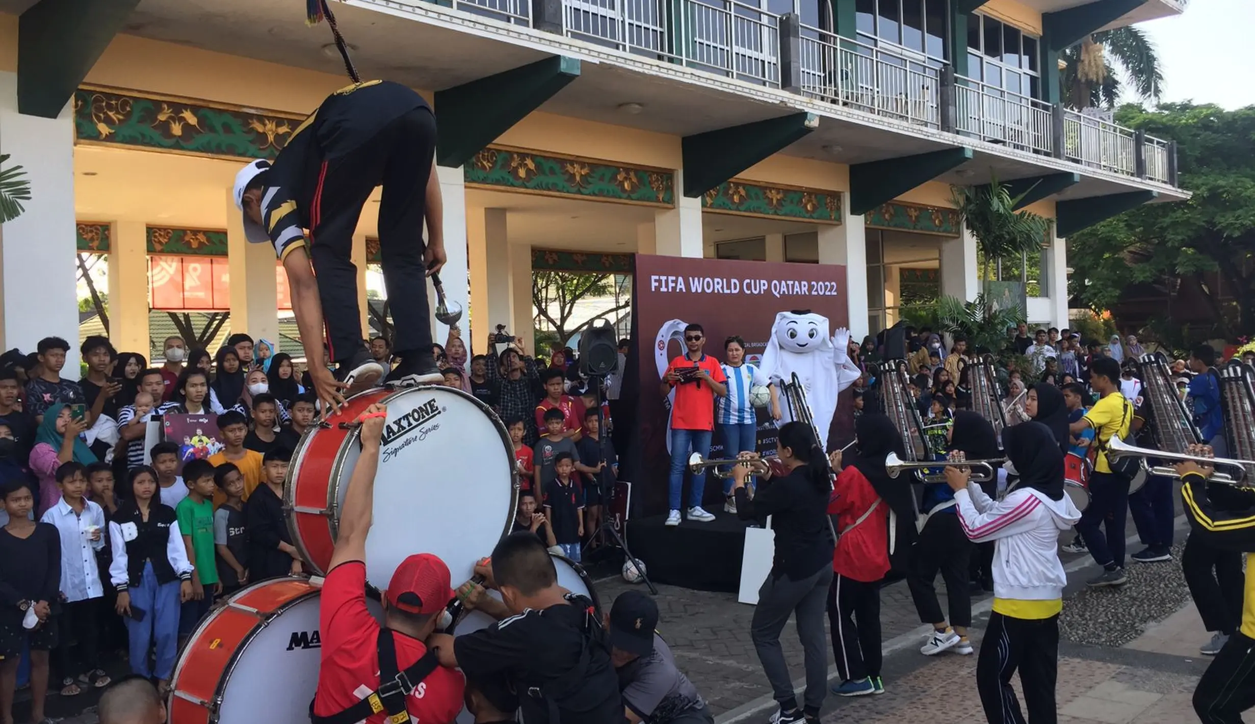 La'eeb Maskot Piala Dunia 2022 dan Marching Band FKPPI Banjarmasin ...