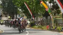 Sejumlah pebalap melewati Kecamatan Jajag, Banyuwangi dalam Etape 3 ITdBI yang menempuh jarak 201,7 Km, (18/10/2014). (Liputan6.com/Helmi Fithriansyah)