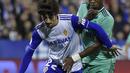 Pemain depan Real Madrid, Vinicius Junior berusaha merebut bola bek Real Zaragoza, Julian Delmas  pada pertandingan Copa del Rey di stadion La Romareda di Zaragoza (29/1/2020). Real Madrid melaju mantap ke perempatfinal Copa del Rey setelah mengalahkan Zaragoza 4-0. (AFP Photo/Jose Jordan)