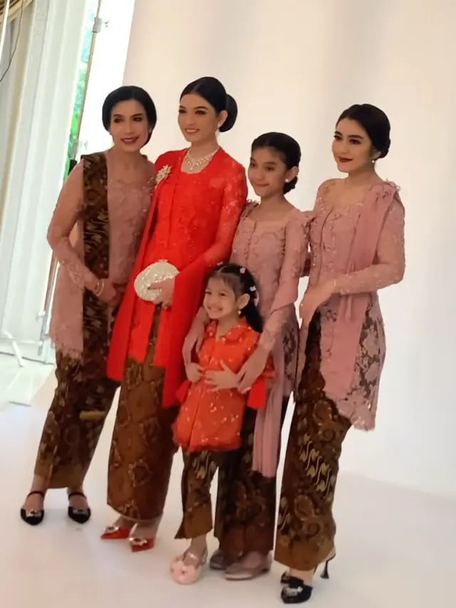 Tampilan Ibunda dan Kakak Selvi Ananda Dibalut Kebaya Pink saat Pelantikan Gibran Rakabuming.