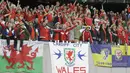 Suporter Wales memberikan dukungan kepada timnya saat melawan Georgia pada kualifikasi Piala Dunia 2018 grup D di Boris Paichadze Dinamo Arena, Tbilisi (06/10/2017). Wales menang 1-0. (AP/Shakh Aivazov)