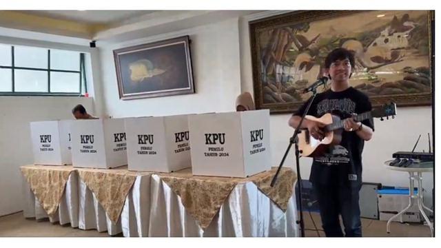 Momen Rian D'Masiv Nyanyi di TPS Ini Curi Perhatian, Jadi Hiburan Peserta Pemilih