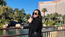 Liburan wanita 23 tahun itu di Las Vegas bisa dibilang mewah. Salmafina Sunan juga tak ingin melewatkan kesempatan berfoto di spot favorit para turis, tepatnya di depan Hotel Treasure Island yang tersohor itu.(Liputan6.com/IG/@salmafinasunan)
