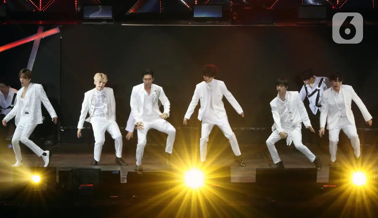Personel Boy Band asal Korea Selatan, Super Junior saat membawakan lagu pada konser Super Junior World Tour - Super Show 8 Infinite Time in Jakarta di ICE BSD Tangerang, Sabtu (11/1/2020). Konser disaksikan ribuan penggemar. (Liputan6.com/Helmi Fithriansyah)