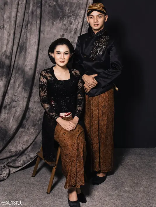 Pada salah satu potret preweddingnya, Nella Kharisma tampil begitu anggun dengan kebaya berwarna hitam lengkap dengan sanggulnya. Tak sedikit pula netizen yang merasa pangling. (Liputan6.com/IG/@nellakharisma)