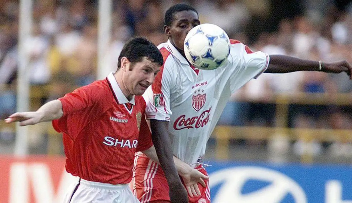Bek Kiri - Denis Irwin, posisi aslinya adalah bek kanan, tapi Irwin berhasil tampil baik mengawal lini belakang sisi kiri MU. Bahkan dirinya kerap menjadi andalan dalam mengambil tendangan bebas. (AFP/Vanderlei Almeida) 