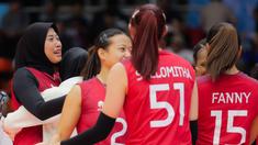 Megawati Hangestri Pertiwi tak kuasa menahan tangis setelah Timnas voli putri Indonesia berhasil menaklukkan Filipina sekaligus meraih medali perunggu SEA Games 2025 di Indoor Stadium Huamark, Bangkok, Senin (15/12/2025). (Bola.com/Bagaskara Lazuardi)