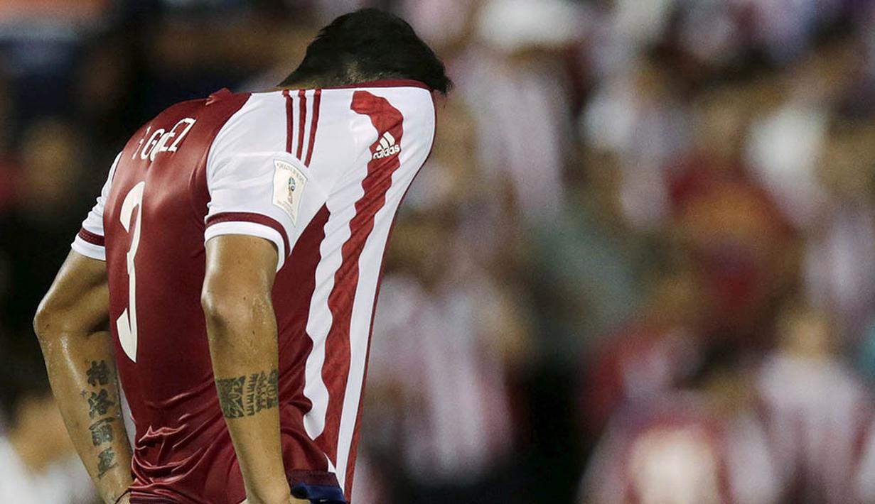 Bek Paraguay, Gustavo Gomez, tampak kecewa usai ditahan imbang Brasil pada kualifikasi Piala Dunia 2018 di Stadion Chaco, Paraguay, Rabu (30/3/2016). Kedua tim bermain imbang 2-2. (Reuters/Jorge Adorno)