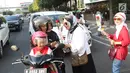 Relawan Jokowi saat membagikan bunga mawar kepada pengendara motor di Kawasan Sarinah, Jakarta, Minggu (29/9/2019). Aksi bagi bunga tersebut merupakan aksi damai kami bersama Jokowi. (Liputan6.com/Angga Yuniar)