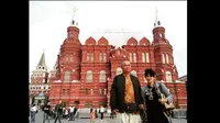 Yana dan Teddy berpose Red Square, Moscow, Rusia. (Instagram @indoasiaeuro_bycar)