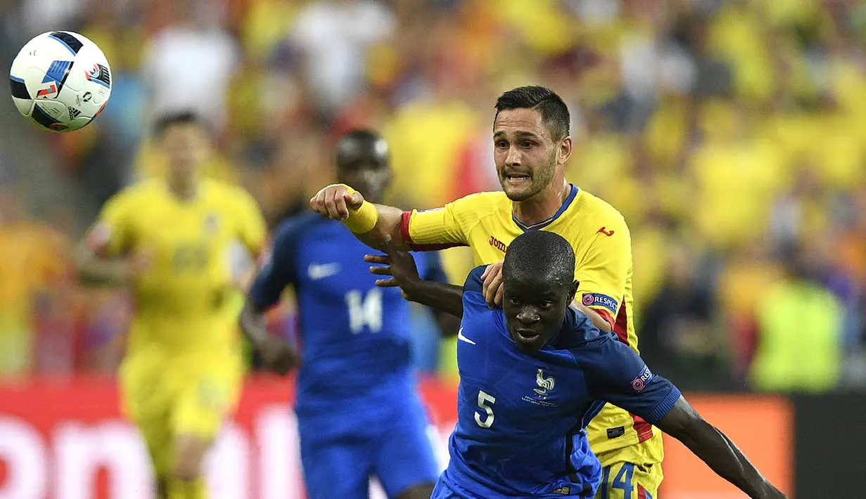 Penyerang Rumania, Florin Andone, berebut bola dengan gelandang Prancis, N’Golo Kante, pada laga Grup A Piala Eropa 2016. Laga pembuka berlangsung menarik karena kedua tim bermain terbuka. (AFP/Martin Bureau)
