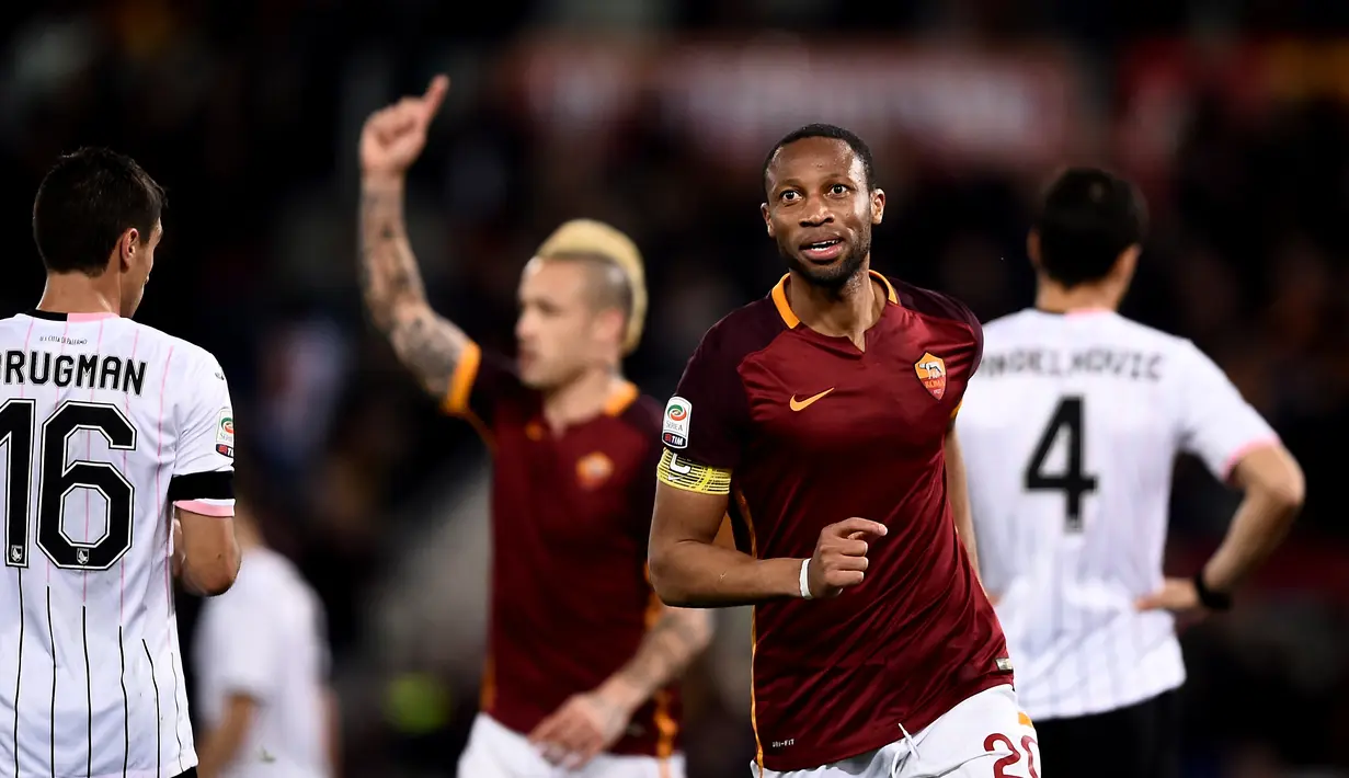 Pemain AS Roma, Seydou Keita, merayakan gol yang dicetaknya ke gawang Palermo dalam lanjutan Serie A Italia di Stadion Olimpico, Roma, Senin (22/2/2016) dini hari WIB. (AFP/Filippo Monteforte)
