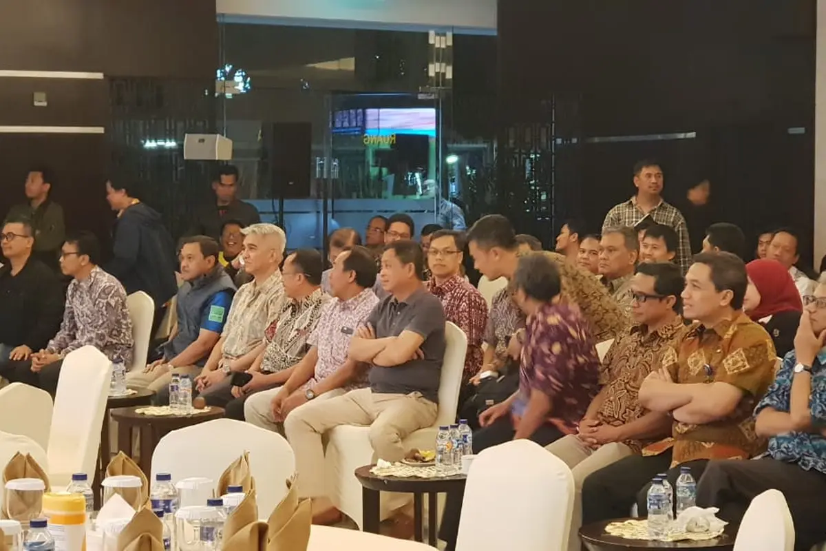 Menteri ESDM Ignasius Jonan saat nonton bareng Piala Dunia 2018, Jumat (6/7/2018). (Dok Liputan6.com/Pebrianto)