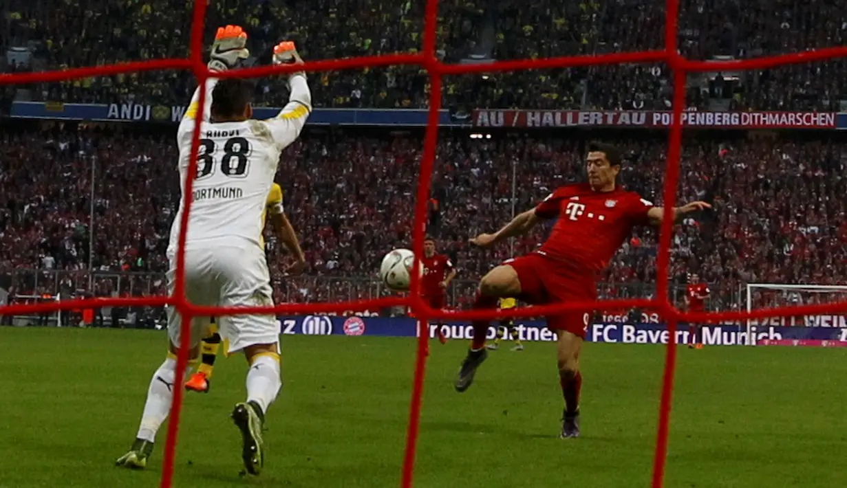 Pemain Bayern Munich Robert Lewandowski (kanan) mencetak gol ke gawang Borussia Dortmund dalam lanjutan Bundesliga di Stadion Allianz Arena, Muenchen, Minggu (4/10/2015). Muenchen menang telak 5-1 atas Dortmund. (REUTERS/Michaela Rehle)