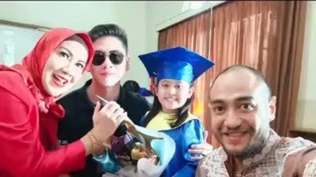 Vania Athabina, putri angkat Venna Melinda menjalani wisuda TK (Foto: Instagram @vennamelindareal)