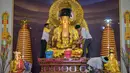 Tradisi ini menjadi simbol penyucian hati dan pikiran umat Buddha sebagai persiapan menyambut lembaran baru di tahun mendatang. Tampak dalam foto, warga membersihkan patung Buddha dalam persiapan perayaan Tahun Baru Imlek 2577 Kongzili di Vihara Buddhayana, Surabaya, Jawa Timur pada Senin 9 Februari 2026. (JUNI KRISWANTO/AFP)
