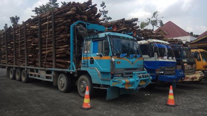 Empat truk ODOL yang disita petugas BPTP Riau Kepri diparkirkan di Terminal AKAP Pekanbaru. (Liputan6.com/M Syukur)
