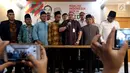 Jubir TKN Jokowi-Ma'ruf Amin, Razman Nasution (tiga kanan) bersama Eks 212 saat memberi keterangan pers di Rumah Cemara, Jakarta, Kamis (11/10). Eks 212 menyatakan dukungan terhadap Jokowi-Ma'ruf Amin dalam Pilpres 2019. (Liputan6.com/JohanTallo)