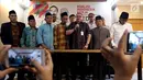 Jubir TKN Jokowi-Ma'ruf Amin, Razman Nasution (tiga kanan) bersama Eks 212 saat memberi keterangan pers di Rumah Cemara, Jakarta, Kamis (11/10). Eks 212 menyatakan dukungan terhadap Jokowi-Ma'ruf Amin dalam Pilpres 2019. (Liputan6.com/JohanTallo)