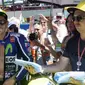 Alessio 'Uccio' Salucci (kanan) memberikan handuk kepada Valentino Rossi jelang balapan. (sportfair.it)