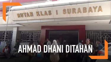 Setelah menjalani sidang perdana kasus pencemaran nama baik, Ahmad Dhani langsung ditahan di Rutan Medaeng, Jawa timur.