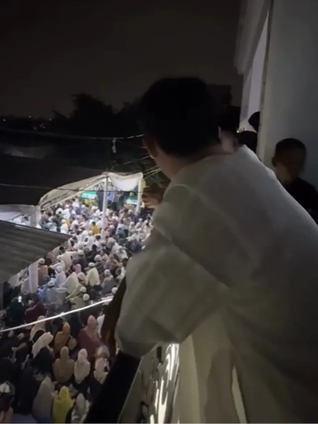 7 Potret Rumah Mpok Alpa Dipadati Ribuan Jemaah saat Tahlilan 7 Hari, Penuh Haru