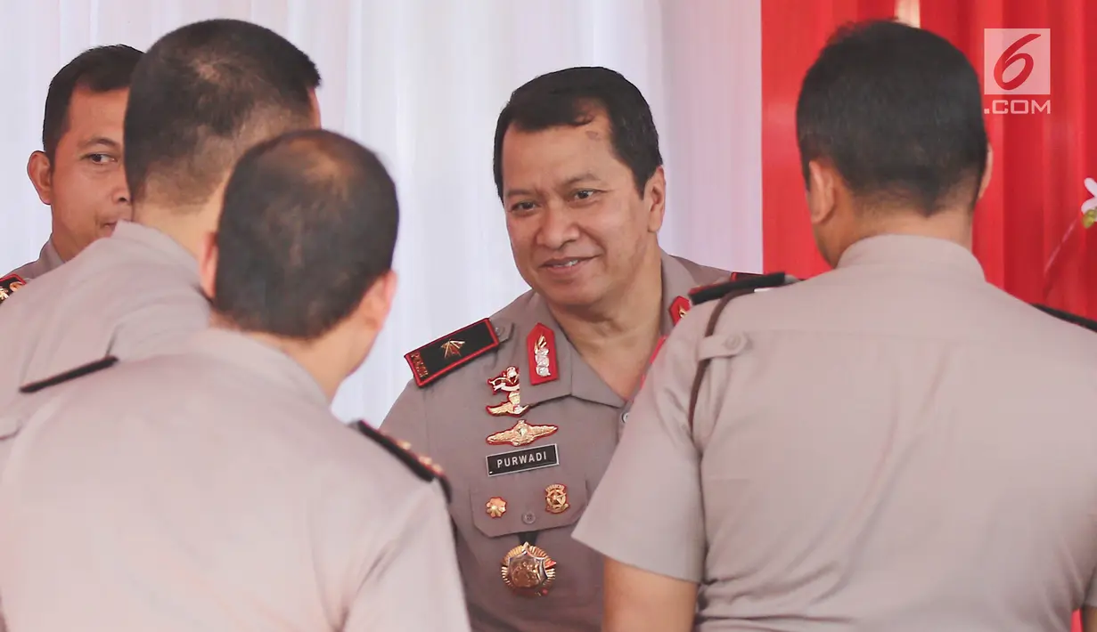 Wakapolda Metro Jaya, Brigjen Pol Purwadi saat tiba untuk mengikuti apel besar di lapangan Sabhara Mapolda Metro Jaya, Jakarta, Sabtu (12/5). (Liputan6.com/Herman Zakharia)
