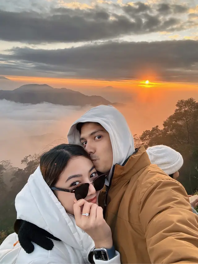 7 Potret Glenca Chysara dan Rendi Jhon Liburan ke Dieng, Nikmati Keindahan Sunrise