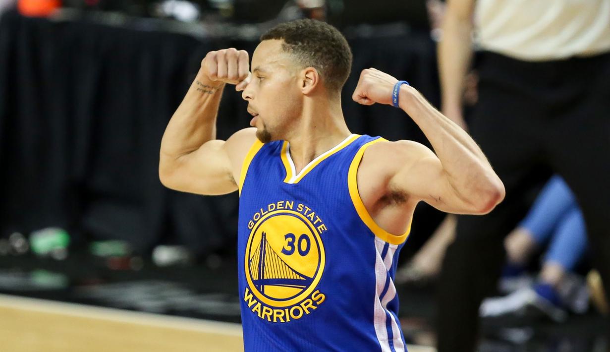 Gaya Stephen Curry (30) yang mengepalkan tangan usai mencetak poin saat melawan Portland Trail Blazers pada NBA Playoffs di Moda Center, Rose Quarter, (10/5/2016). (Mandatory Credit: Jaime Valdez-USA TODAY Sports)