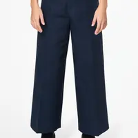 Wide Leg Pants. Bentuk badan yang sesuai dengan model celana ini adalah hourglass. Ciri-ciri hourglass yaitu bentuk badan curvy  dengan pinggang yang kecil sehingga cocok sekali menggunakan wide leg pants. / copyright shutterstock