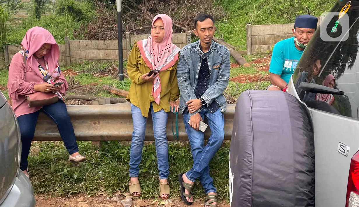 <p>Sejumlah pengendara arah Jakarta sedang menunggu di gerbang  pintu tol Sadang, Jawa Barat, Sabtu (30/4/2022).  Sejumlah pengendara terpaksa harus menggugurkan berjam-jam akibat pemberlakuan one way di ruas jalan tol Jakarta-Cikampek.  (Liputan6.com/Angga Yuniar)</p>