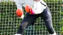 Kiper timnas China, Zhao Lina saat megikuti sesi latihan di Shanghai (15/5). Wanita 26 tahun ini berharap dirinya dapat membantu meningkatkan kompetisi sepak bola wanita di China. (AFP Photo/China Out)